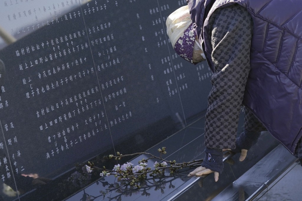 岩手縣有民眾悼念在當年大海嘯失蹤的女兒。美聯社