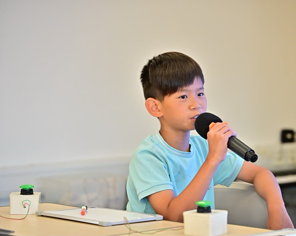 村校通德学校多年来坚持一级一班小班教学模式,今年陈浚言同学成功考入传统名校圣士提反书院。(图片来源:通德学校) 村校通德学校多年来坚持一级一班小班教学模式,今年陈浚言同学成功考入传统名校圣士提反书院。(图片来源:通德学校)