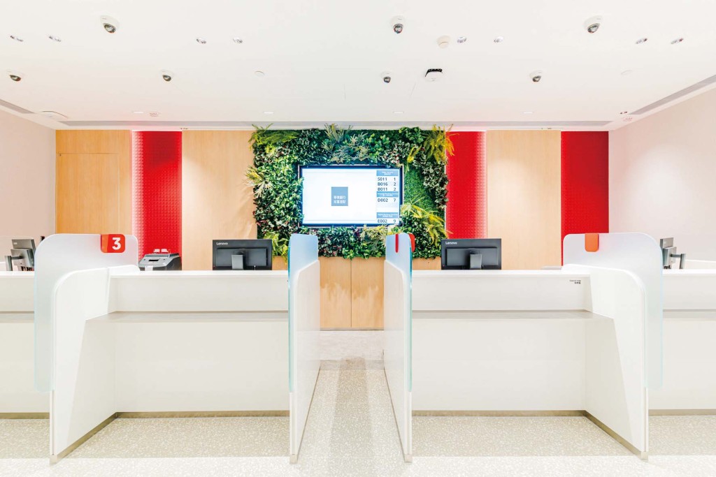 新中環分行的設計靈感來自OCBC新加坡的 Wisma Atria 旗艦店。其裝潢及陳設增加藝術氛圍及濃濃新加坡色彩，冀在忙碌的日常，讓客戶在處理銀行事務時，在分行體驗生活品味。