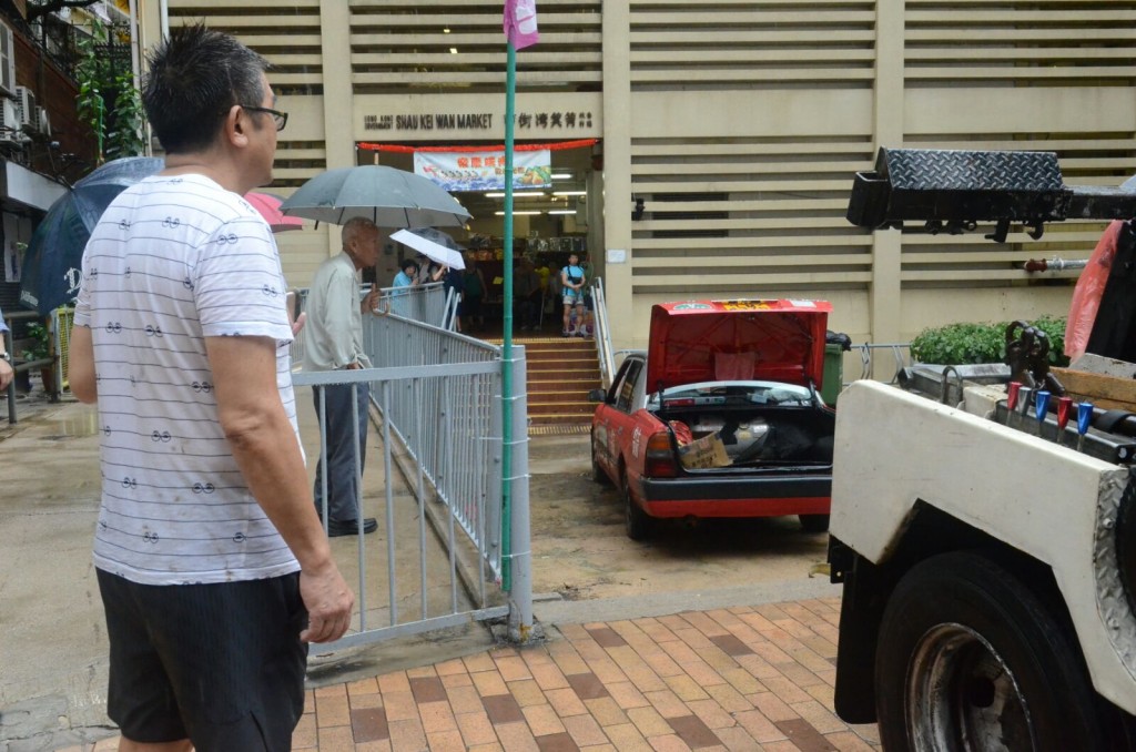 東大街有的士被水浸至車窗。