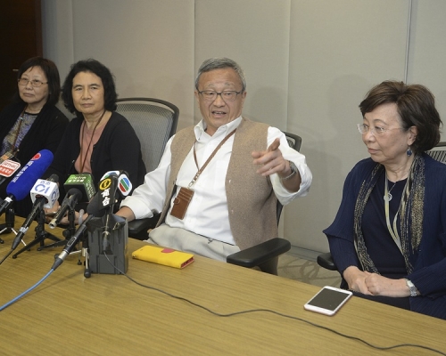 右起:龔中心,龔仁心,龔劉元春及龔因心。
