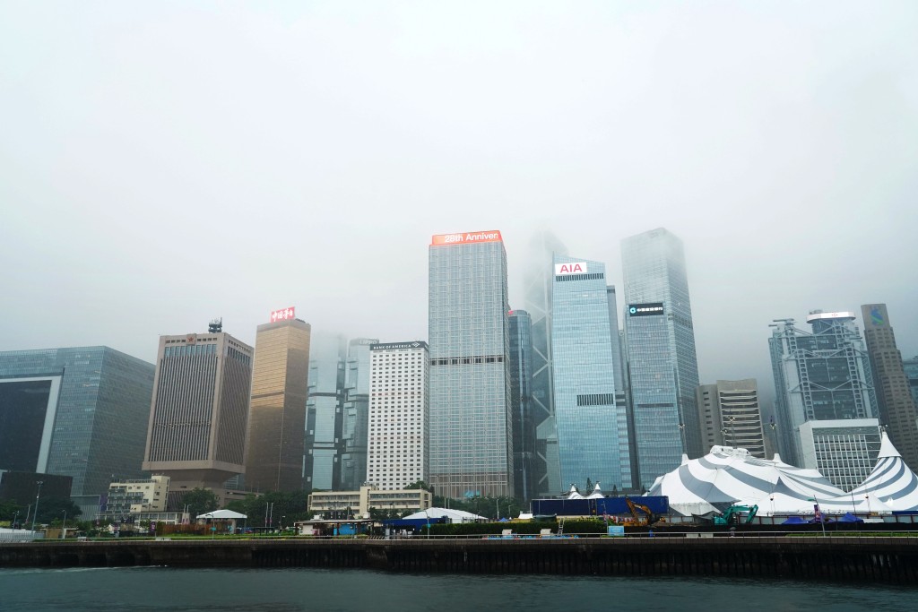 隨著位於西北太平洋的副熱帶高壓脊向西伸展，廣東驟雨逐漸減少。
