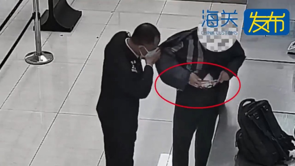 男子被揭发携带超额现金离境。海关发布