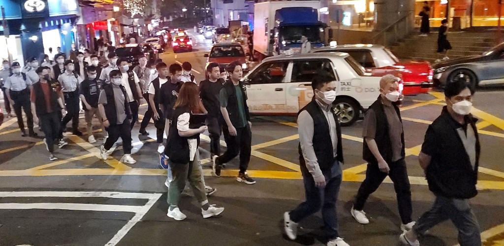 警方在尖沙嘴進行大規模查牌行動。蔡楚輝攝