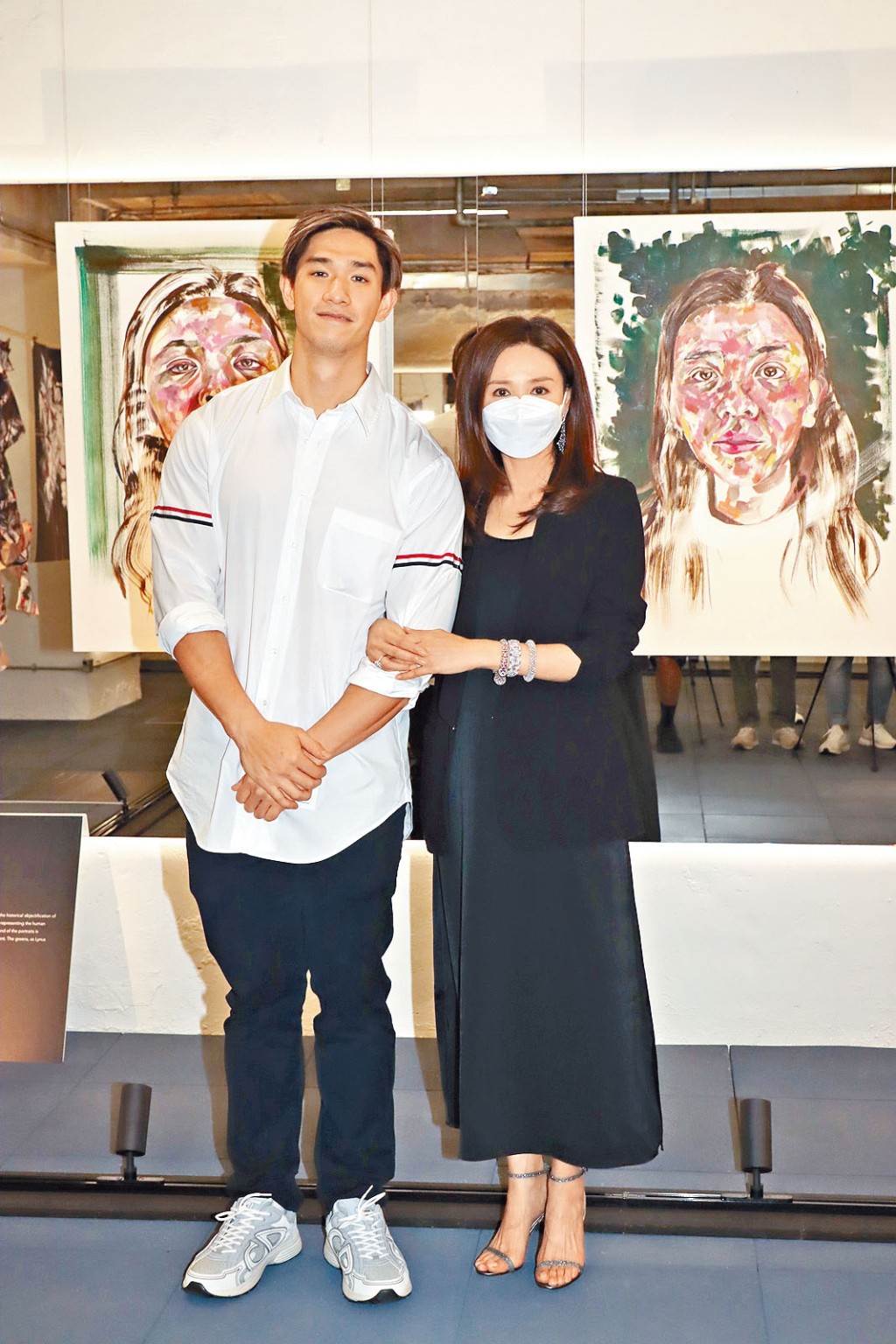 吳婉芳昨日拒絕受訪，以免搶去兒子的風頭。