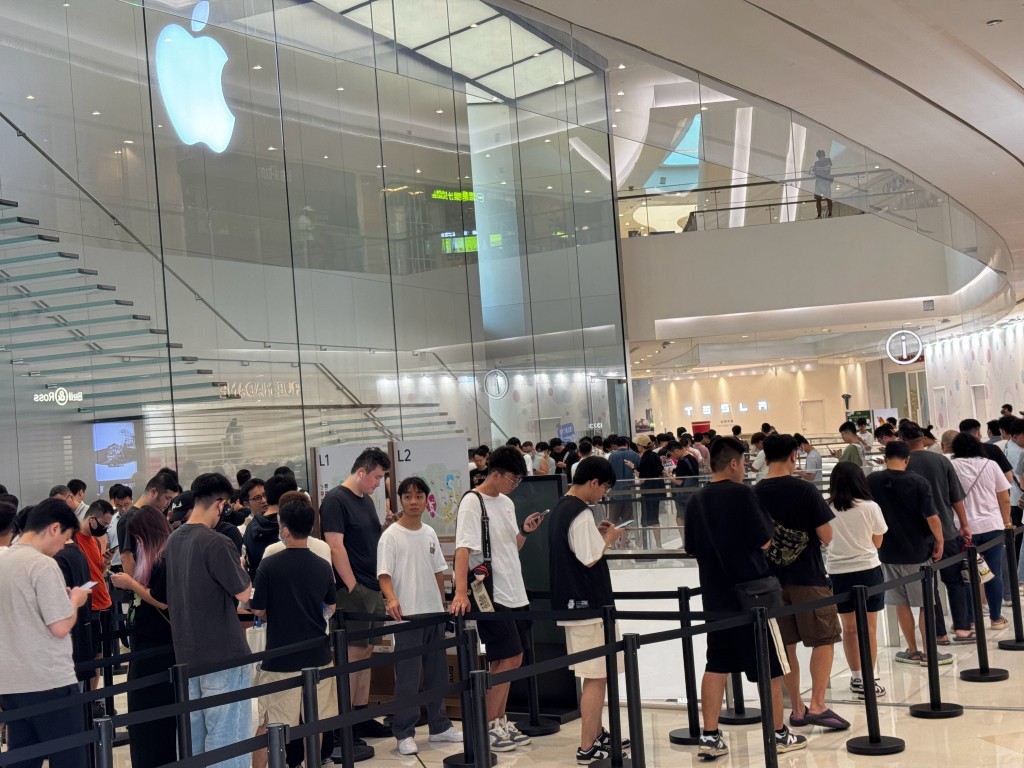 在廣州天環蘋果直營店，有網民稱排隊取機的人很多，但是iPhone 16 pro已經沒有人加價回收了。