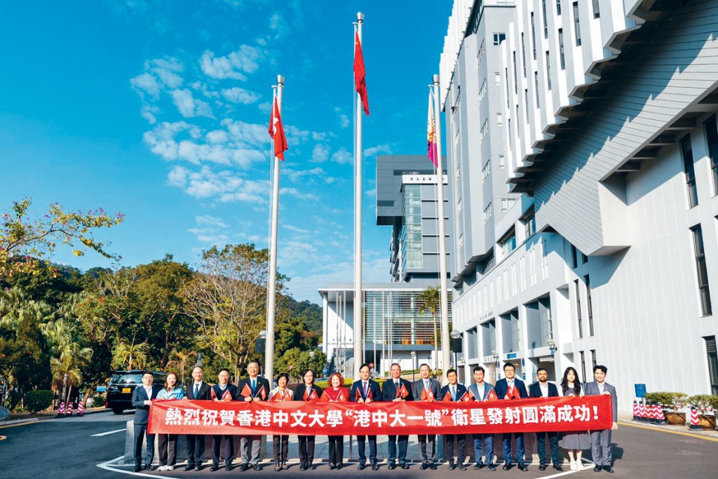 中大校長盧煜明教授（中）聯同中大成員以及衛星合作單位出席衛星發射儀式。