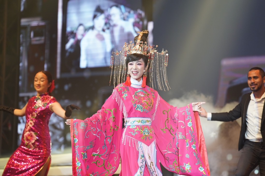 米雪身穿古裝演繹《萬水千山總是情》。