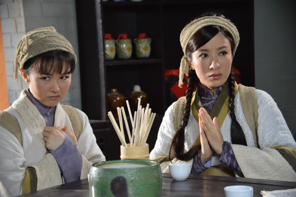 乐瞳（左）曾演出TVB剧《宦海奇官》。