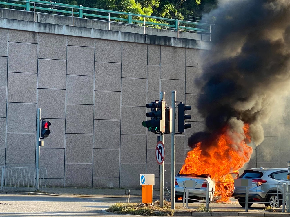 屯門私家車撞欄自焚。網民Isaac Chow圖片