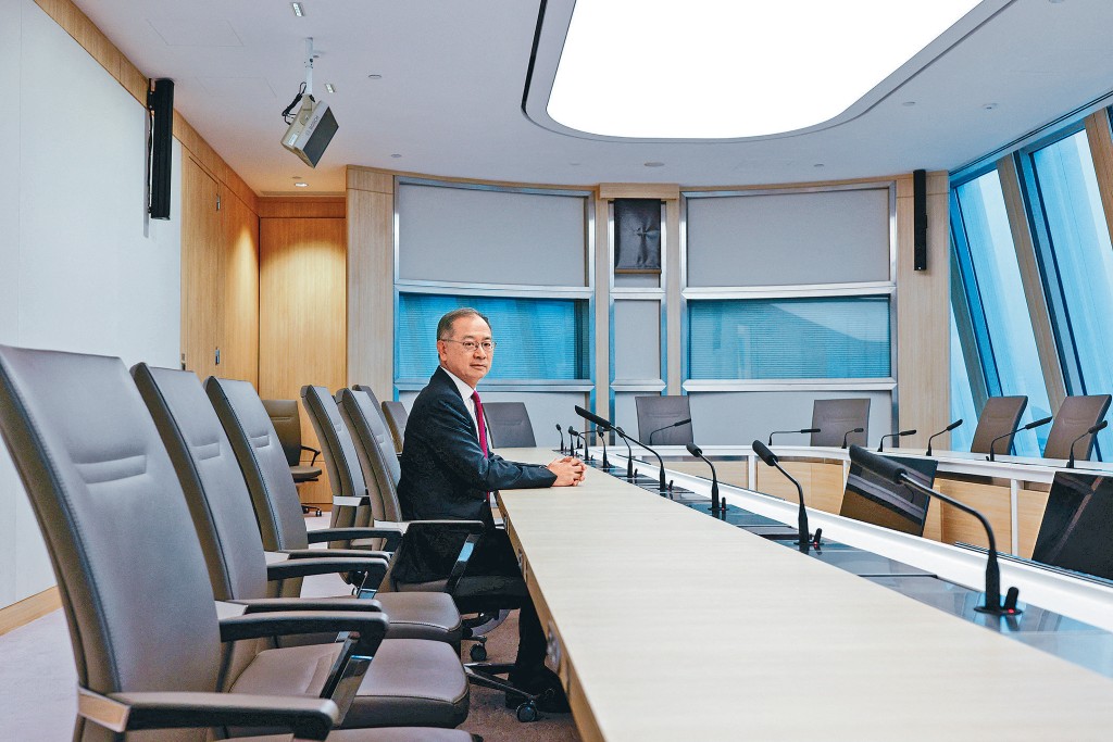 余偉文透露自己昔日性格內向，在求學及工作上克服不同困難。