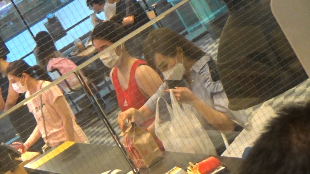 兩大袋外賣,羅霖在港嘅兩個仔應該夠食。