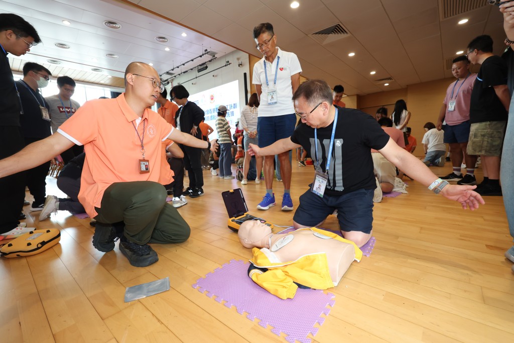 義工領袖接受由現職消防及救護人員教授自動心臟除顫器及心肺復甦法的訓練。消防處提供
