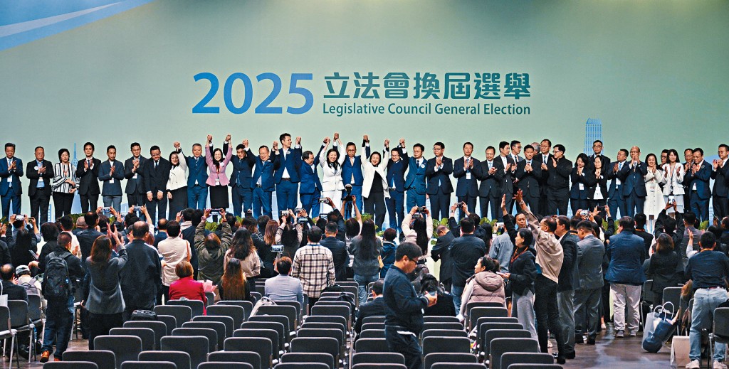 選舉結果出爐，各當選者興奮在台上舉手慶祝。