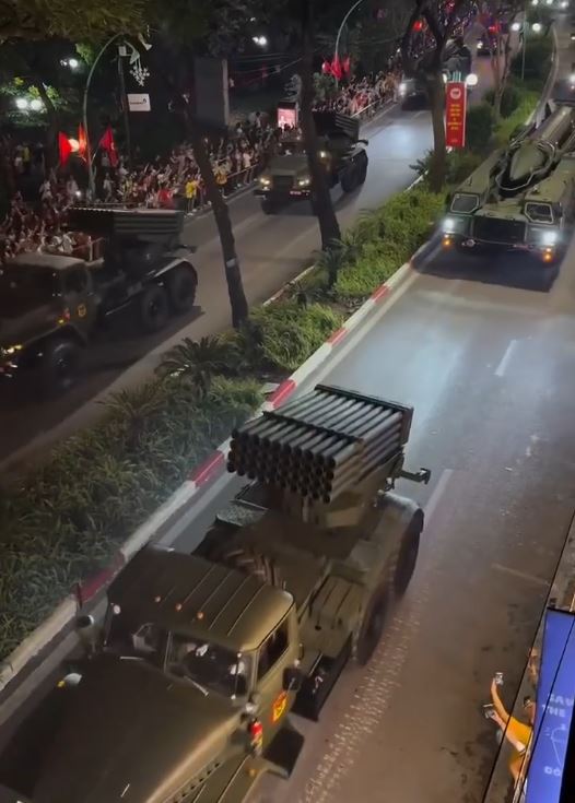 内地网民认为越南阅兵展示的装备较为老旧。微博