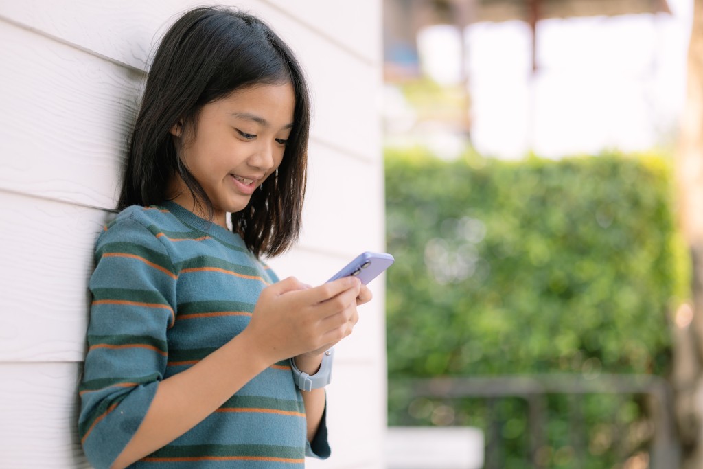 回想我們以前是「玩大」的，如今的小孩卻是「玩手機大」，《失控的焦慮年代》一書說的就是如何讓孩子重拾玩耍的健康童年，將是失眠阿麻一碗熱騰騰的雞湯。（示意圖）