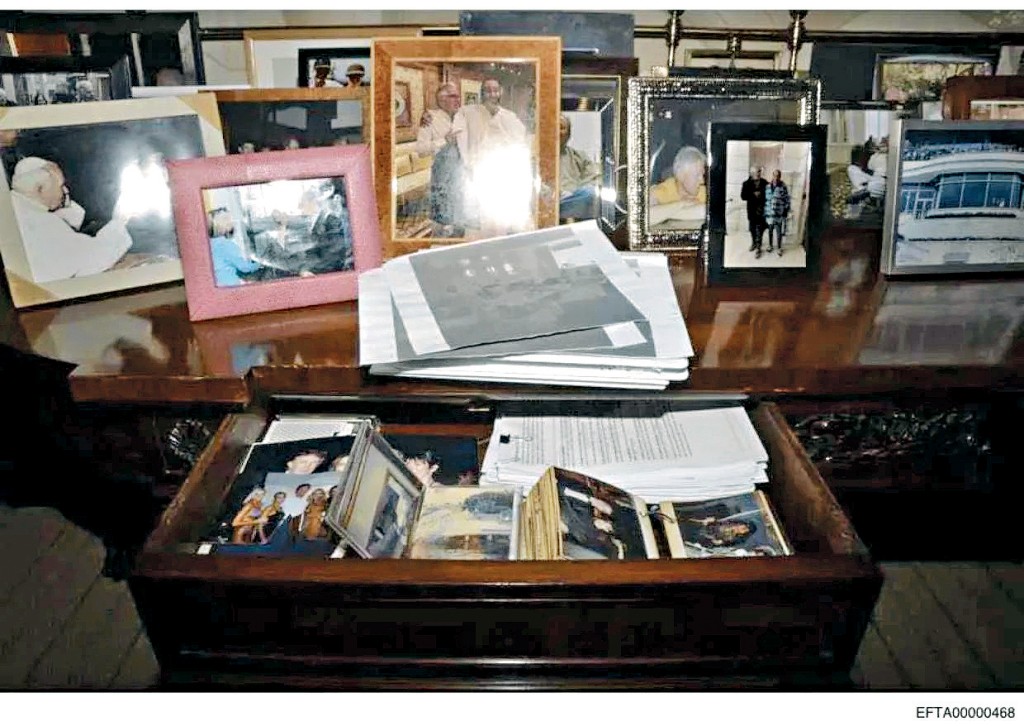 司法部上周五公布的首批愛潑斯坦檔案，包括一張照片顯示一個打開的抽屜，抽屜裏面裝有一張特朗普的照片。此照片現已從司法部網站移走。 