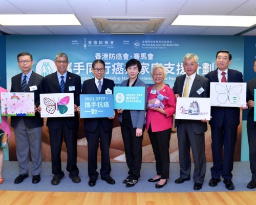 左起:香港大學社會工作及社會行政學系思源基金講座教授陳麗雲、社會福利署署長梁松泰、基督教家庭服務中心主席關銳煊教授、香港防癌會會長梁智鴻醫生、香港賽馬會慈善事務部主管應鳳秀、香港防癌會主席朱楊珀瑜、雅麗氏何妙齡那打素慈善基金會董事局主席李國謙、醫院管理局主席范鴻齡及銘琪癌症關顧中心執行總監關錦勳。