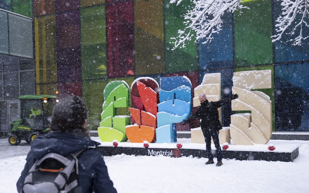 在蒙特利爾舉行的 COP15 聯合國生物多樣性會議上，代表們在會議中心外的降雪期間拍攝紀念照片。AP