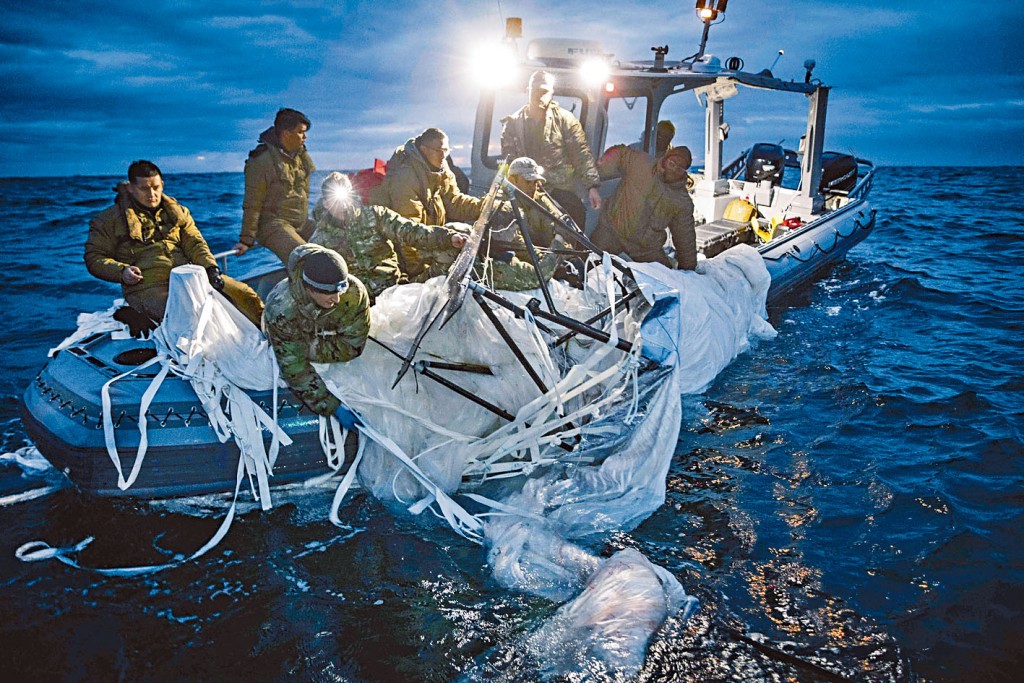 美國海軍日前首次公開打撈氣球殘骸的畫面。