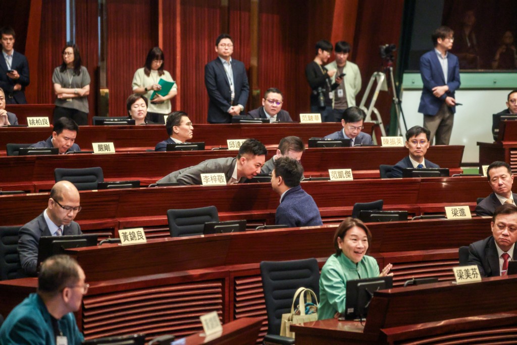 新界東北候任議員李梓敬傾身與前排的飲食界梁進交流。 新界東北候任議員李梓敬傾身與前排的飲食界梁進交流。