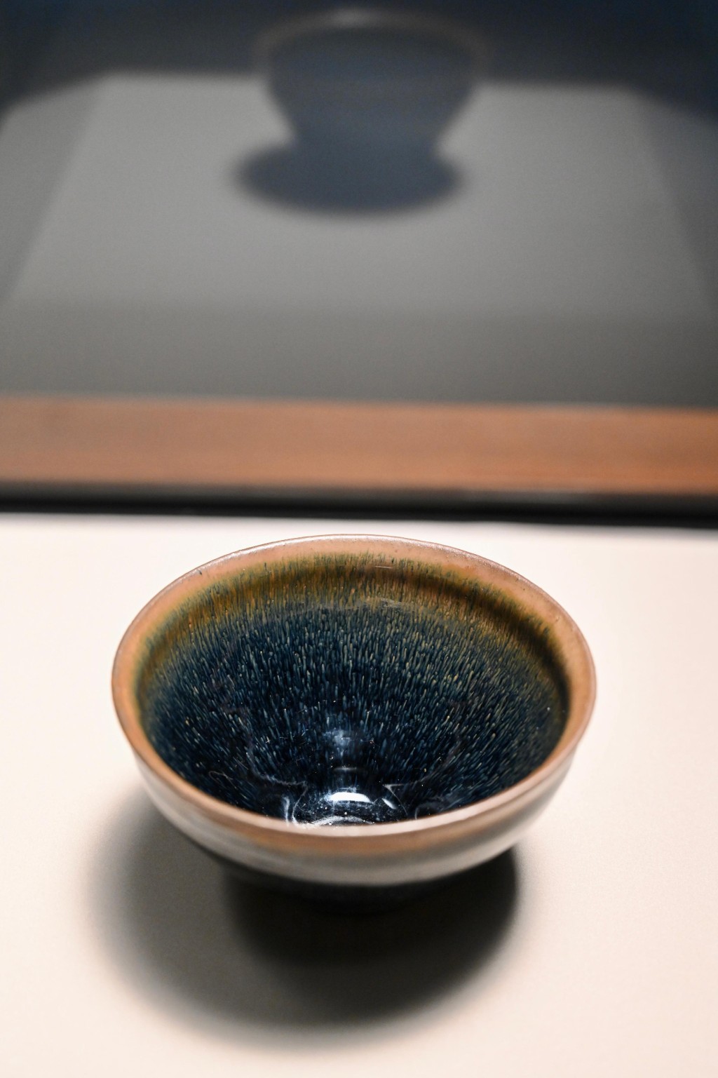 好物有型──香港藝術館藏精品展：圖為「清雅脫俗」展區北宋時期的福建建陽窰黑釉兔毫紋茶碗。