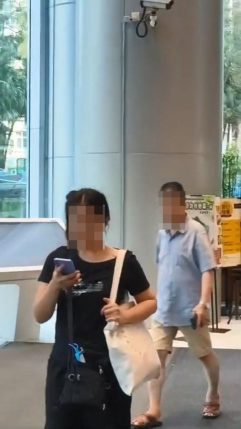 發帖者指曾目擊男子偷聞女子的髮香至少兩次。網上片段截圖 發帖者指曾目擊男子偷聞女子的髮香至少兩次。網上片段截圖