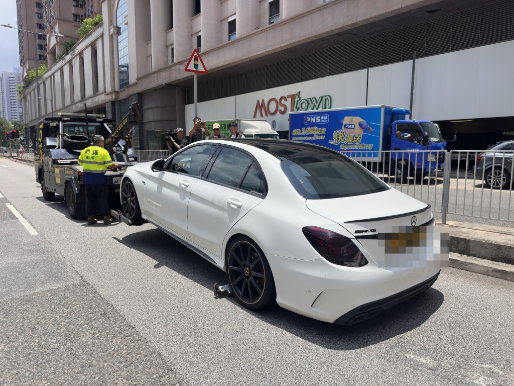 警方拖走涉案私家車。梁國峰攝 警方拖走涉案私家車。梁國峰攝