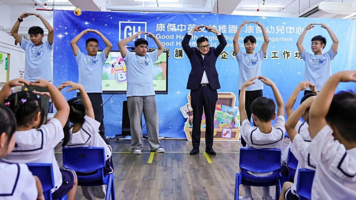 鄧炳強到幼稚園推廣禁毒訊息。fb：鄧炳強