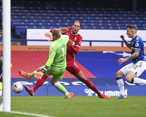 云迪积克（红衫）被比克福特（绿衫）以「铰剪脚」侍候，前者有机会伤及十字韧带并提早收咧。AP