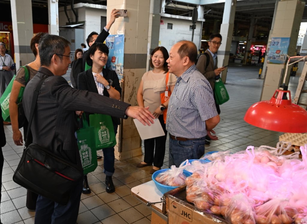 代表團走進社區。何永賢FB 代表團走進社區。何永賢FB