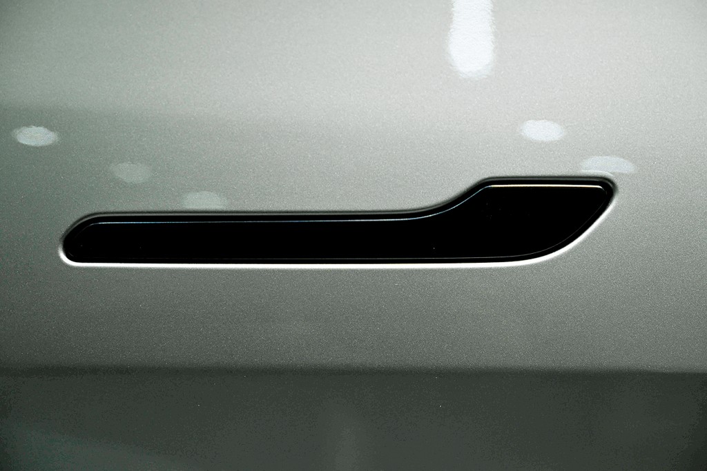 隱藏式門把已成為不少新款汽車的主流設計，但安全性惹議。