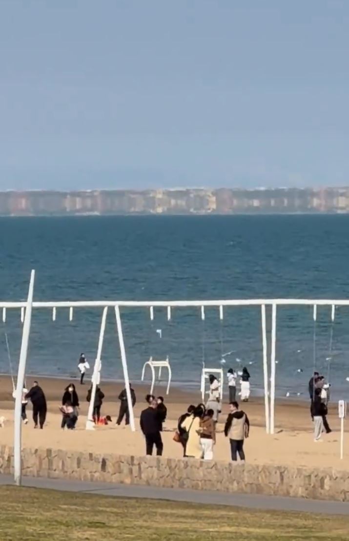 河北秦皇岛出现罕有的带状海市蜃楼，持续近1小时。小红书＠天象爱好者