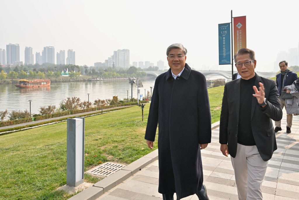 陳茂波(右)在北京市政府黨組成員、副市長唐文弘(左)陪同下參觀運河商務區。 陳茂波(右)在北京市政府黨組成員、副市長唐文弘(左)陪同下參觀運河商務區。