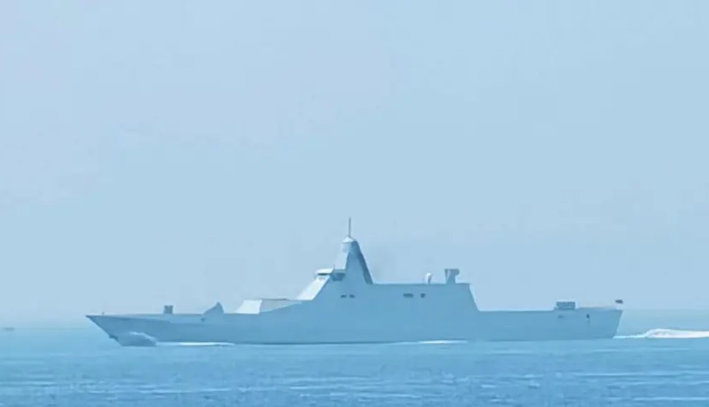 解放軍新隱形護衛艦加設角反射器海試，以防雷達特徵外洩。網圖