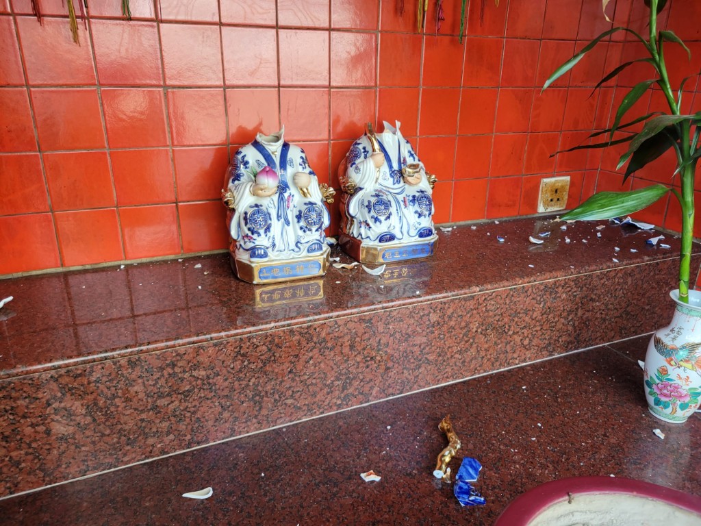 早在9月，神像被扑爛頭部。受訪者提供