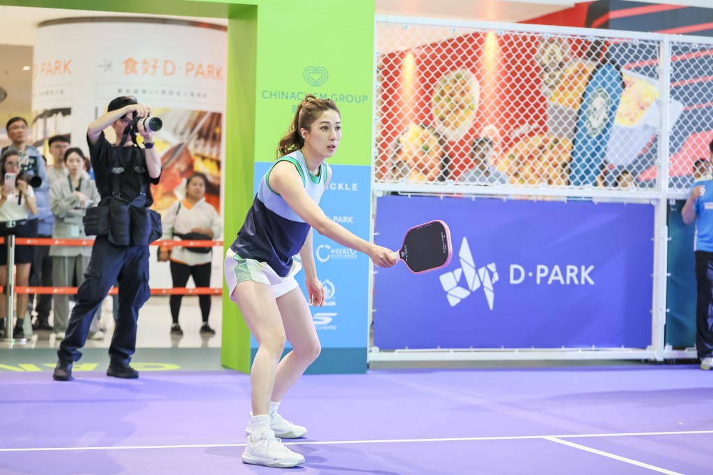 Linda以优雅身姿示范发球，动作流畅又充满力量。