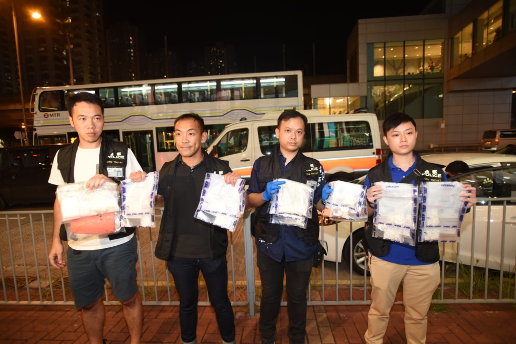 警方在行動中檢獲的毒品市值約21萬港元。尹敬堂攝
