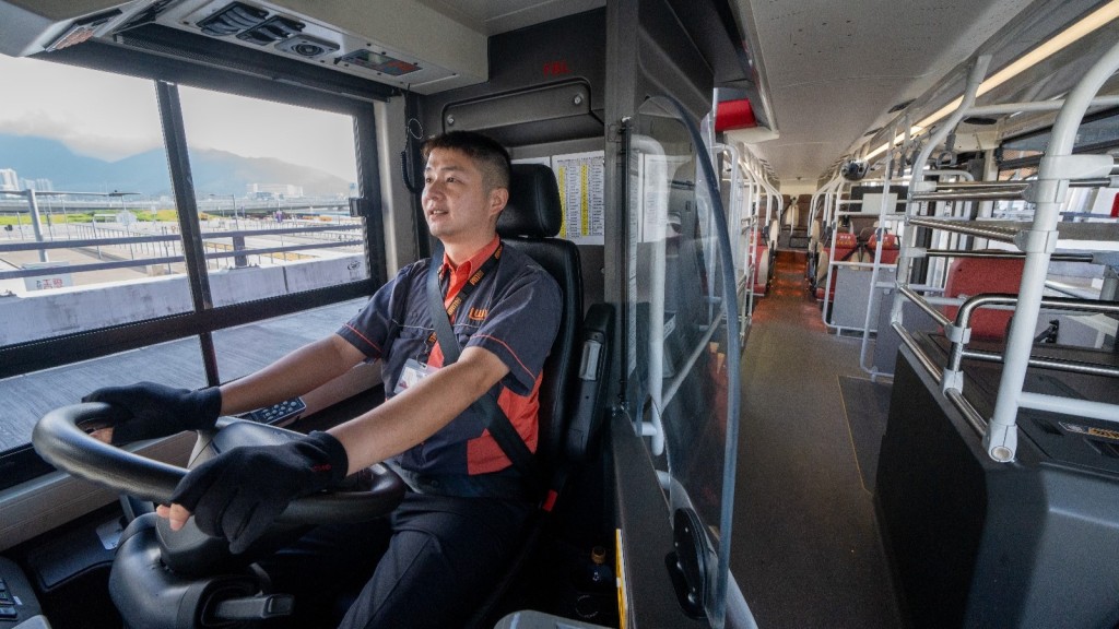 九巴及龍運巴士推出新年期間新入職車長加碼獎賞。