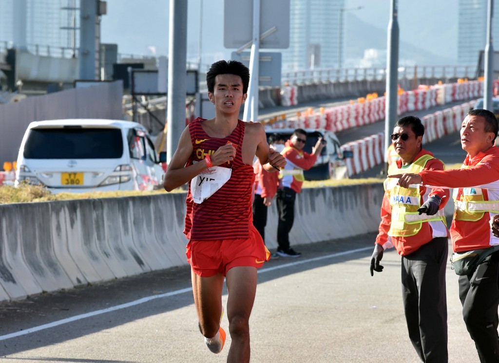 11月19日香港舉行港珠澳大橋半程馬拉松賽。 新華社