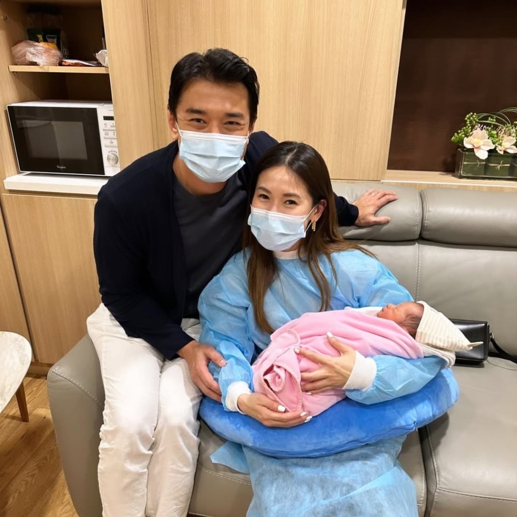 黃祥興於IG上載一張和太太抱BB的合照,相中兩公婆眉開眼笑。 黃祥興於IG上載一張和太太抱BB的合照,相中兩公婆眉開眼笑。