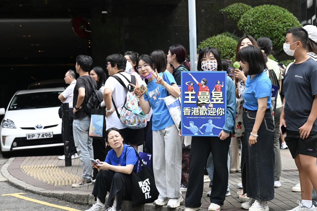 粉絲把握最後機會見偶像。鍾健華攝