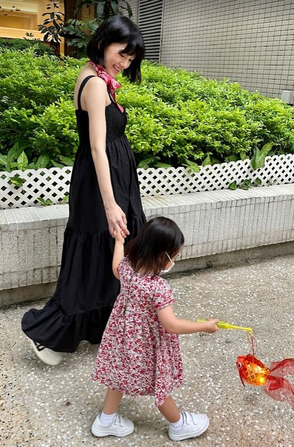 買了一個金色燈籠給囡囡。