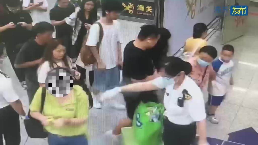 绿衣女客被海关截停。海关发布