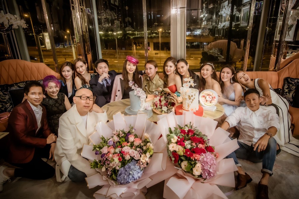 有蛋糕，當然亦有大束鮮花。