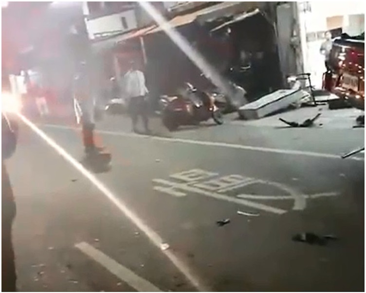 两名男女当场被撞死,现场一片狼藉。网图