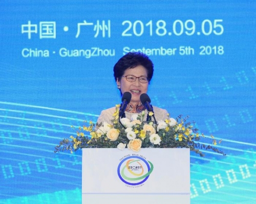 林鄭月娥在廣州出席泛珠三角區域合作與發展論壇開幕,邀請泛珠區域的民眾,找個機會早點坐高鐵到香港走走看看。 政府圖片