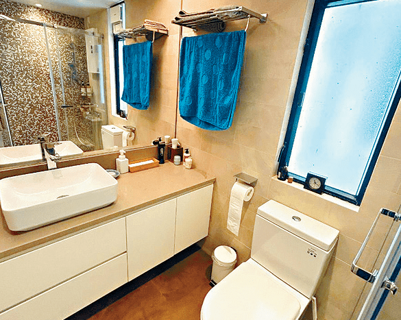 浴室设有大玻璃镜，方便住客日常整理仪容。