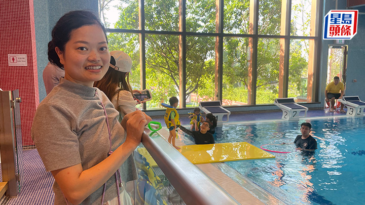 何太和3歲兒子參與安基司學校開放日的水中體驗，希望兒子能克服困難，不再恐懼水。