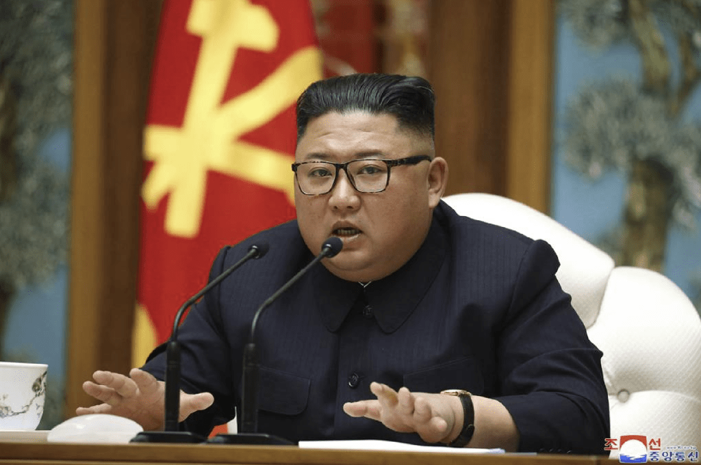 對於特朗普竟然在會上錯口提到金正恩，報道引述一名消息人士指，這或許可以反映特朗普仍然對金正恩懷有高度興趣。美聯社